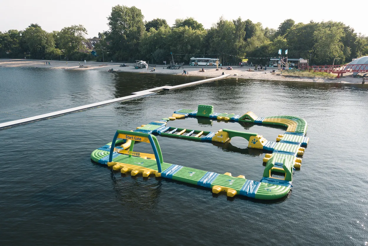 Gäste lachen und springen im Aquapark bei Supieria