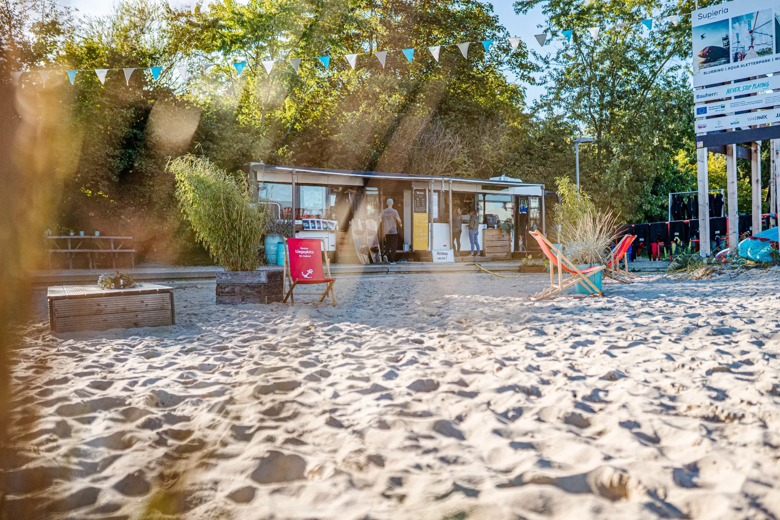 Supieria Beachbar im Sand mit Liegestühlen und Sommerlicht