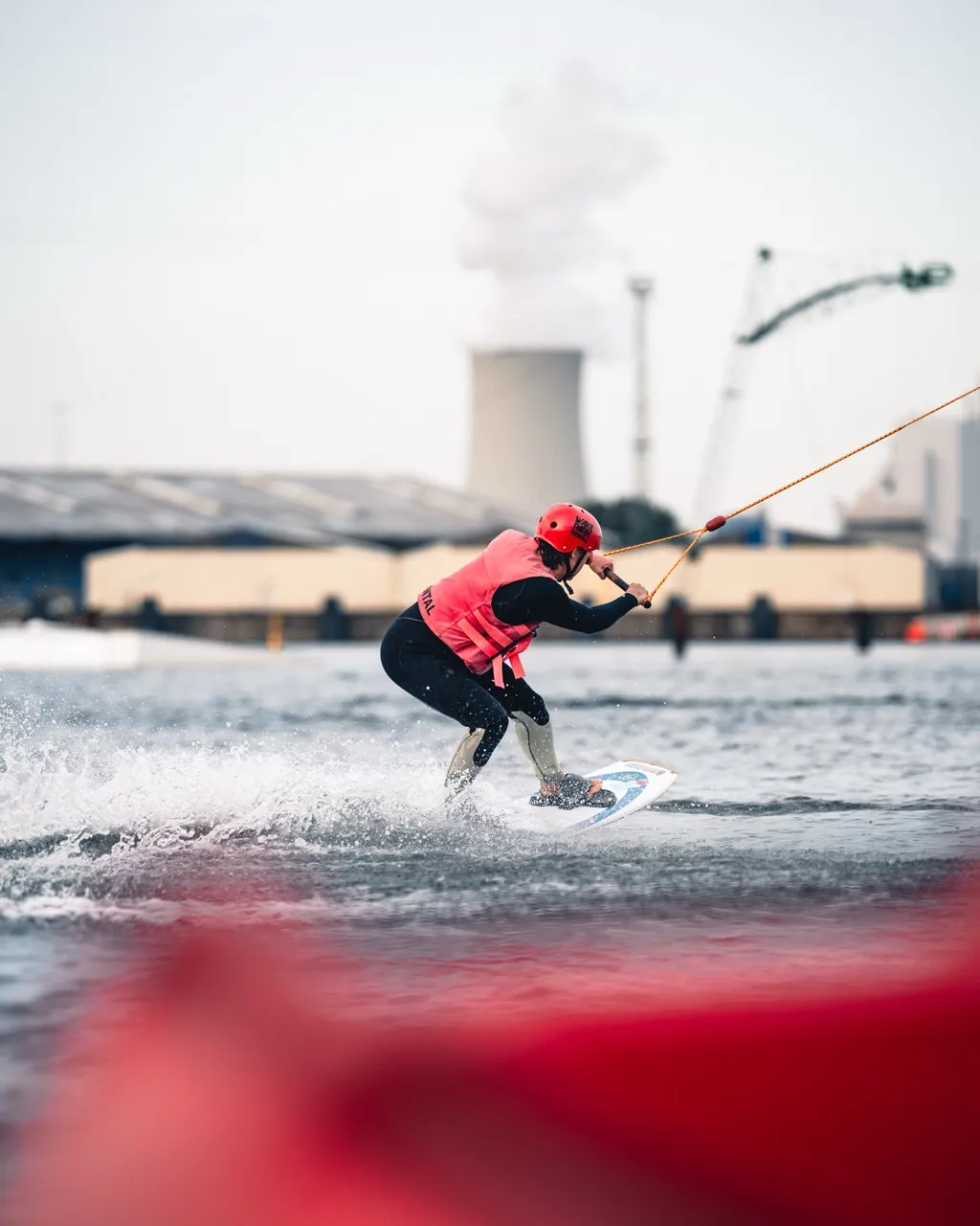 Wakeboarder mit Spritzwasser bei Supieria