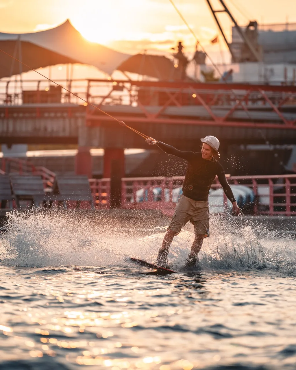 Wakeboarder bei Sonnenuntergang auf der Warnow