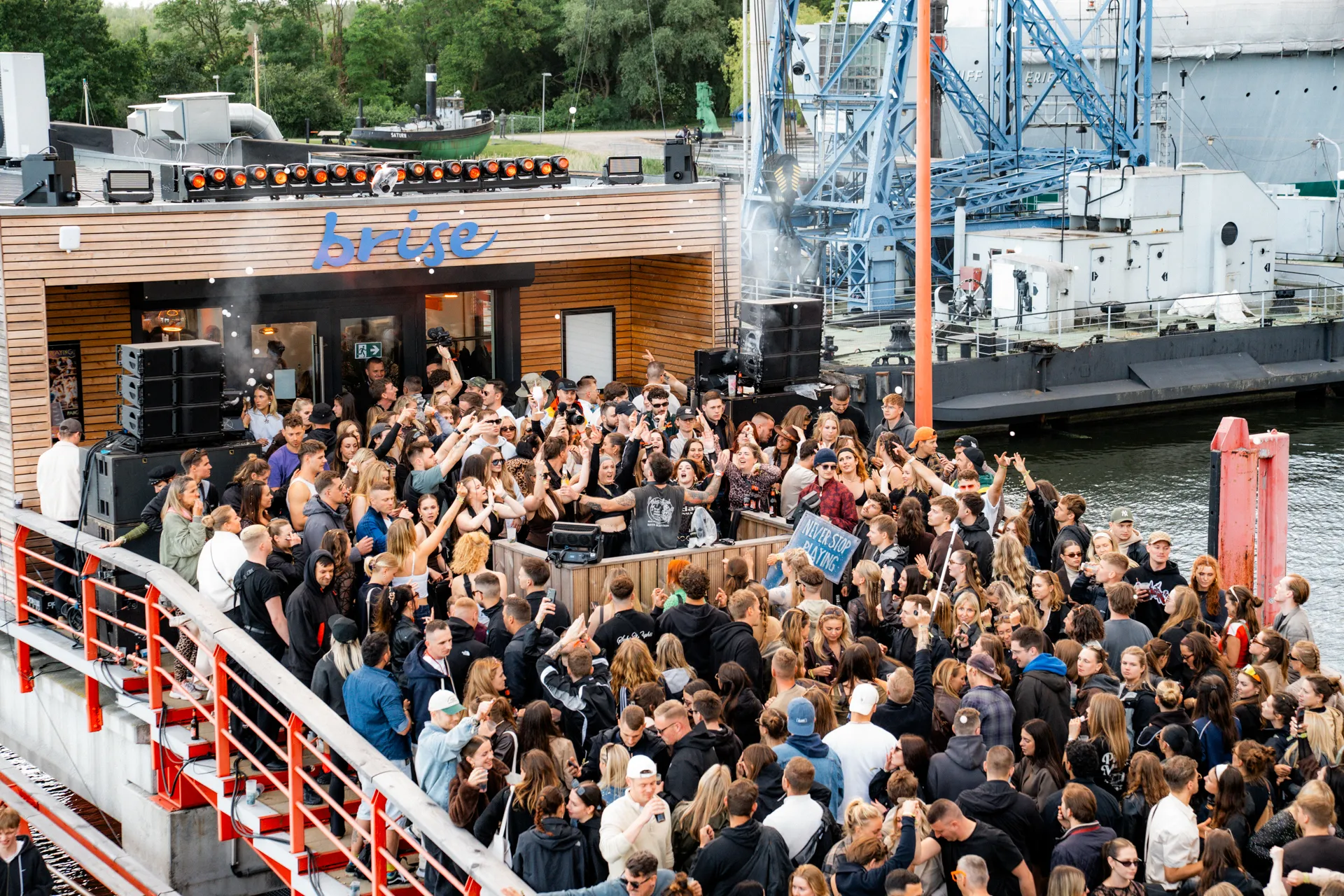 Publikum beim Supieria Awakening auf der Pier vor der brise