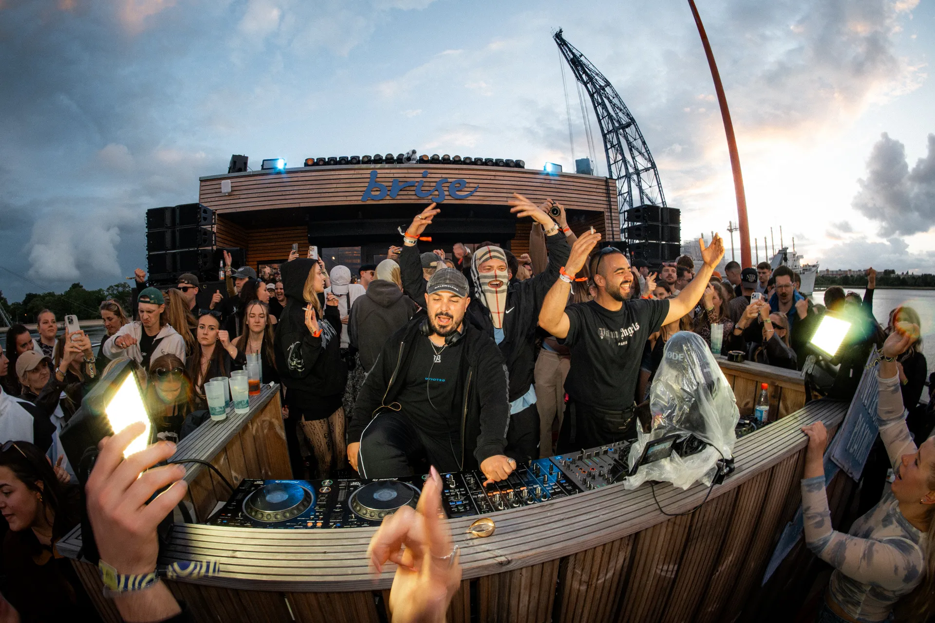 DJ und Gäste beim Supieria Awakening Open Air vor der brise auf der Pier