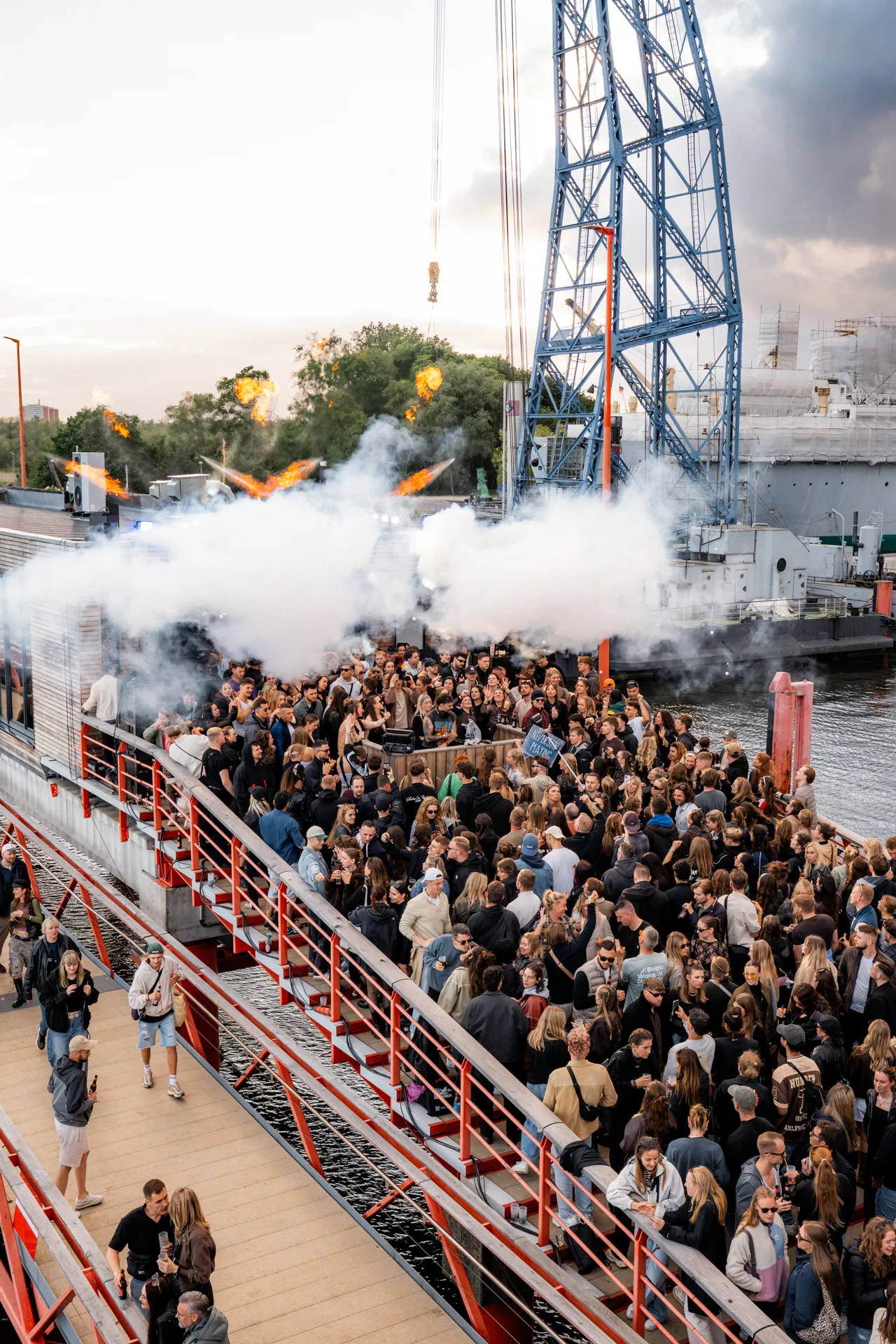 Supieria Awakening Open Air auf der Pier mit Nebel, Licht und Publikum