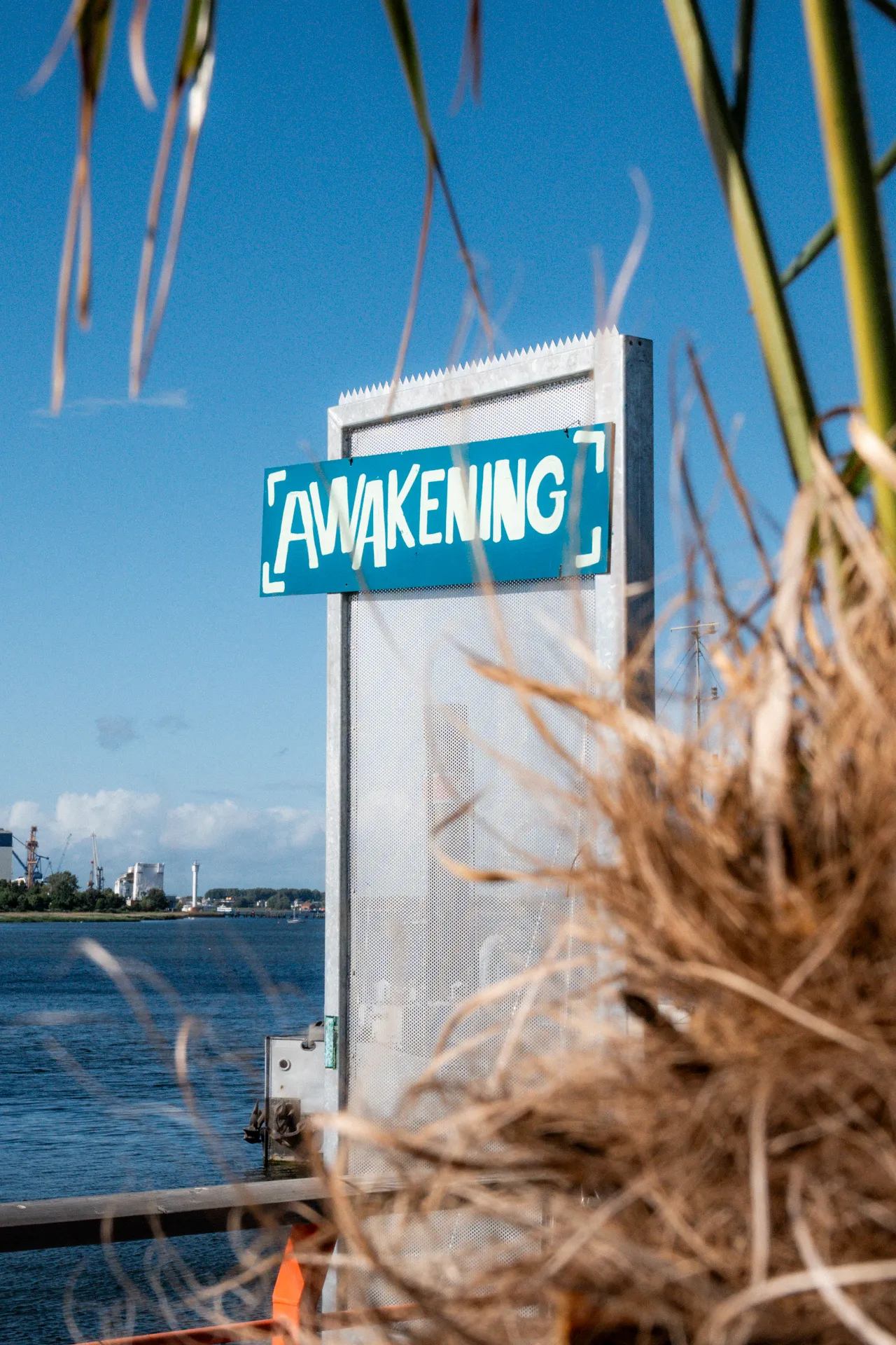Awakening Schild mit Blick auf die Warnow bei Supieria
