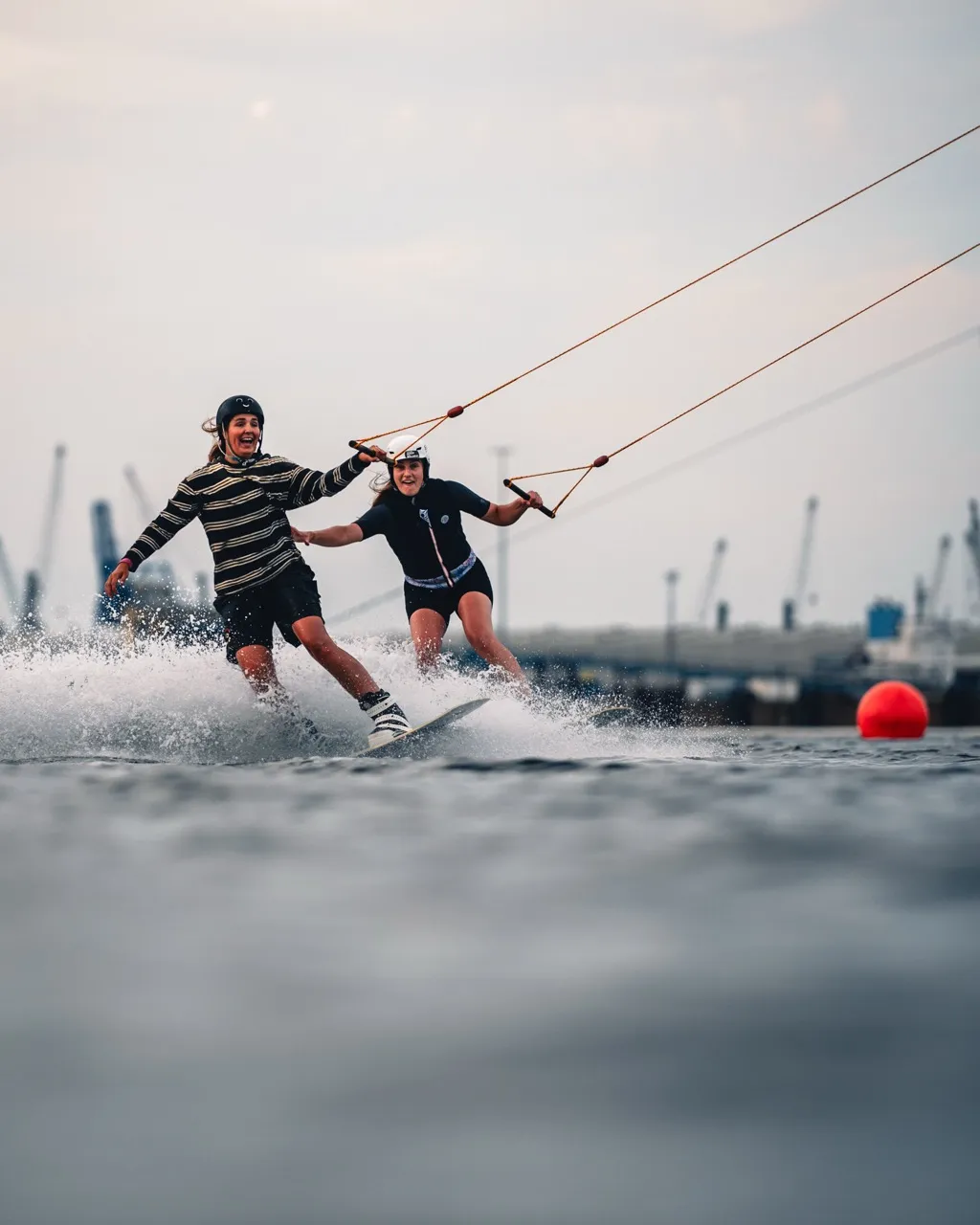 Menschen mit Spaß bei einem Wake-Event auf dem Wasser