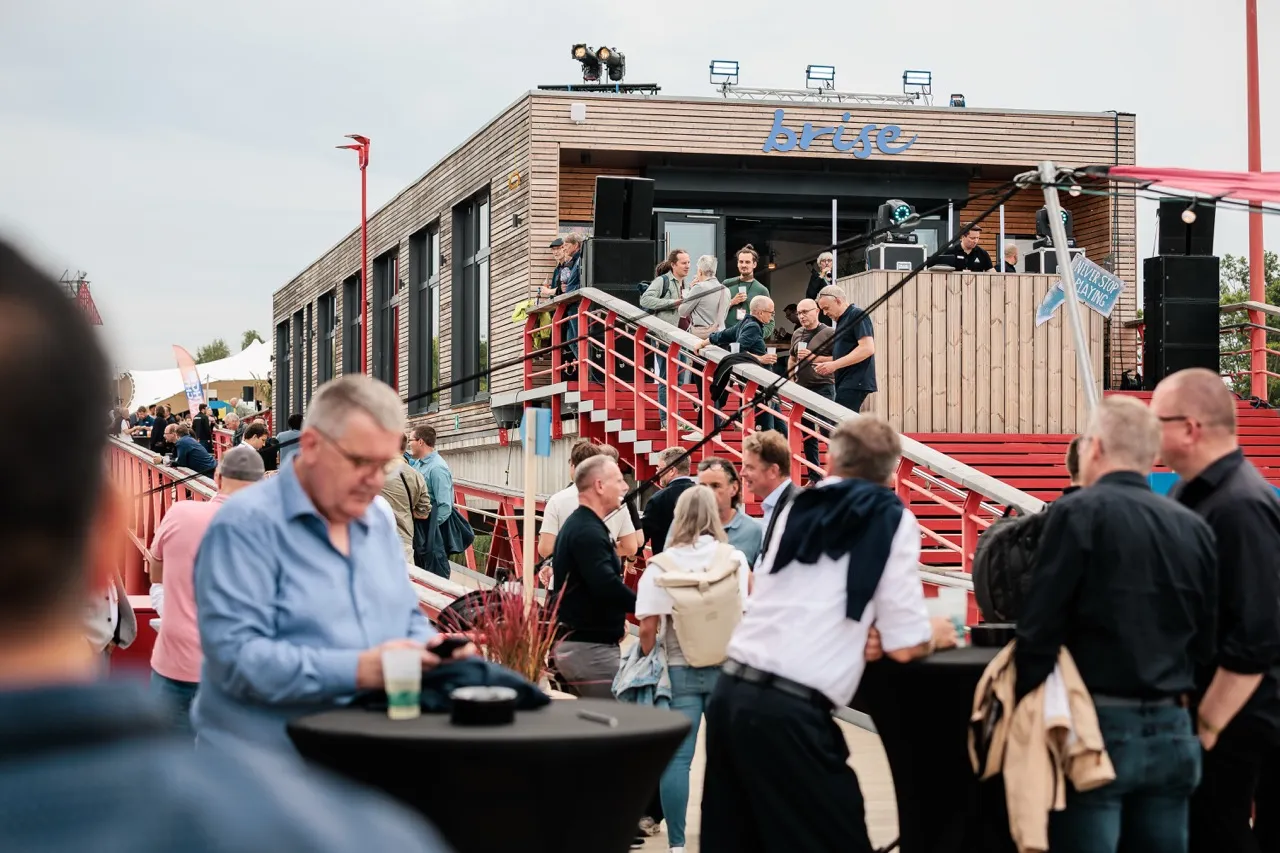 Gäste bei einem Event vor der brise auf der Supieria Pier