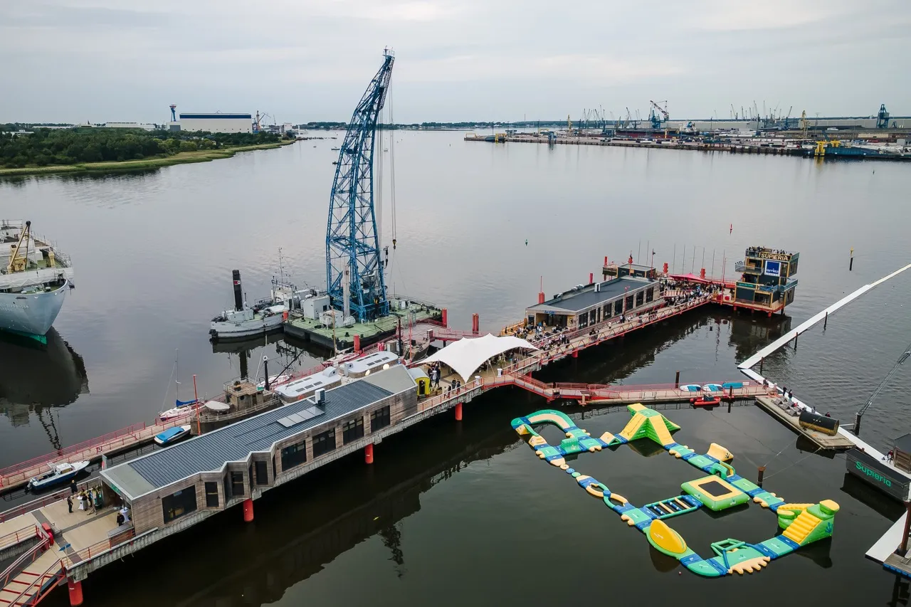 Luftaufnahme von Supieria mit Wakepark, Aquapark, Strand, brise und Eventbereichen